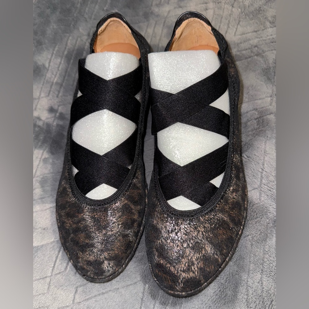 Elegant Black and Brown Crisscross Flats